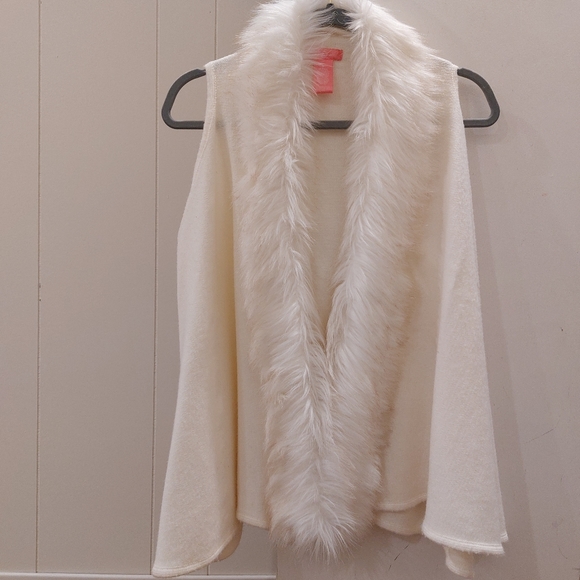 🤍White a-line faux fur vest - Picture 3 of 8